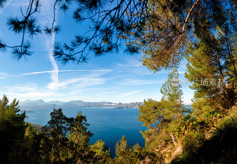 沿着松林俯瞰马略卡岛的波伦萨湾，可以看到Penya des Migdia山半山腰的美丽景色